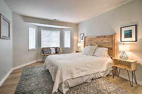 Chic Chelan Condo w/ Balcony, Walk to Lake & Dtwn!