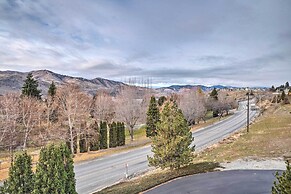 Chic Chelan Condo w/ Balcony, Walk to Lake & Dtwn!
