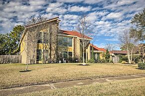 Quiet Rental w/ Balcony: 14 Mi to Downtown Houston