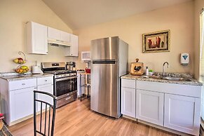 Quiet Rental w/ Balcony: 14 Mi to Downtown Houston