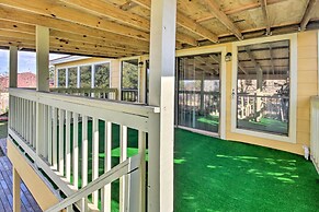 Quiet Rental w/ Balcony: 14 Mi to Downtown Houston