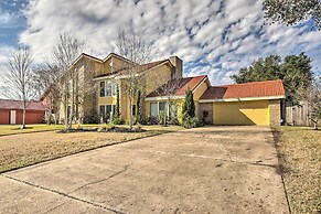 Quiet Rental w/ Balcony: 14 Mi to Downtown Houston