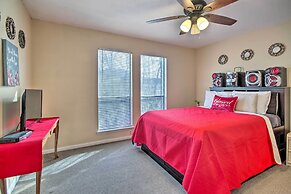 Quiet Rental w/ Balcony: 14 Mi to Downtown Houston
