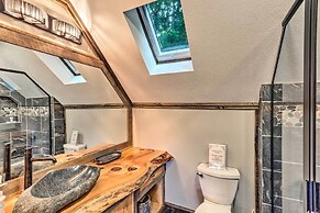 3 Mi to Beech Mtn: Treetop Cabin w/ Deck & Views