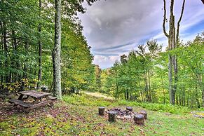 3 Mi to Beech Mtn: Treetop Cabin w/ Deck & Views