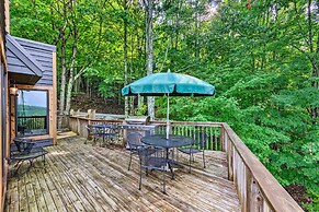 3 Mi to Beech Mtn: Treetop Cabin w/ Deck & Views
