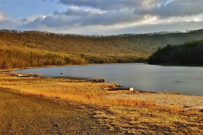 Family Cabin on 6 Acres w/ Lake Access & Hot Tub!
