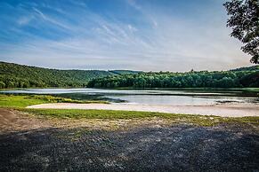 Family Cabin on 6 Acres w/ Lake Access & Hot Tub!