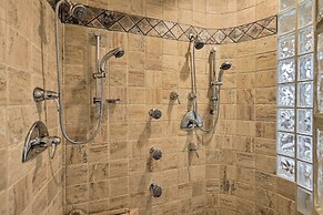 Cave Creek Oasis w/ Putting Green, Spa & Mtn View!