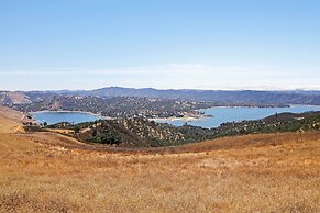 Cottage by the Lakes w/ Patio by Lake Nacimiento