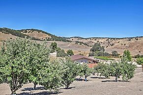 Cottage by the Lakes w/ Patio by Lake Nacimiento