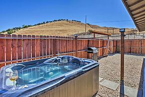 Cottage by the Lakes w/ Patio by Lake Nacimiento