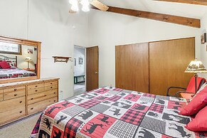 Spacious Cabin w/ Deck: 7 Mi to Show Low!