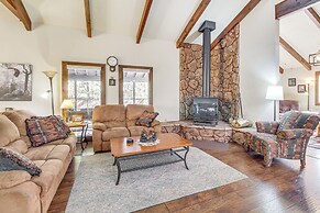 Spacious Cabin w/ Deck: 7 Mi to Show Low!