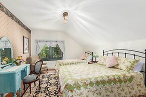 Walk to Dtwn: Historic Prescott Home w/ Yard!