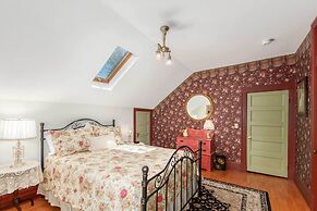 Walk to Dtwn: Historic Prescott Home w/ Yard!