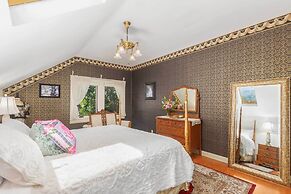 Walk to Dtwn: Historic Prescott Home w/ Yard!