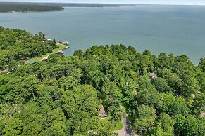 Coldspring Cottage < 1 Mi to Lake Livingston!