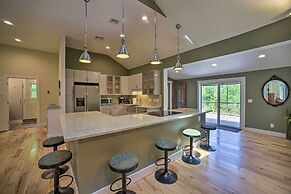 Charming Cottage w/ Deck: Mtn + Lake Views!