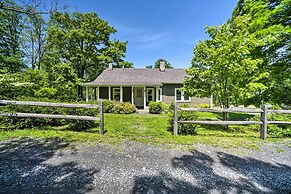 Charming Cottage w/ Deck: Mtn + Lake Views!