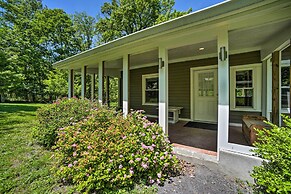 Charming Cottage w/ Deck: Mtn + Lake Views!