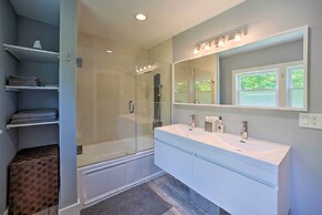 Charming Cottage w/ Deck: Mtn + Lake Views!