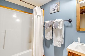 Cozy Family Cabin w/ Hot Tub ~ 4 Mi to Dollywood!