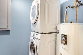 Cozy Family Cabin w/ Hot Tub ~ 4 Mi to Dollywood!