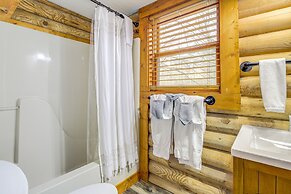 Cozy Family Cabin w/ Hot Tub ~ 4 Mi to Dollywood!