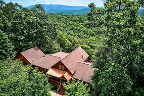 Spacious Murphy Cabin w/ Game Rooms + Mtn Views!