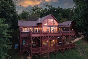 Spacious Murphy Cabin w/ Game Rooms + Mtn Views!