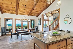 Spacious Murphy Cabin w/ Game Rooms + Mtn Views!