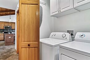 Spacious Murphy Cabin w/ Game Rooms + Mtn Views!