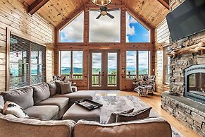 Spacious Murphy Cabin w/ Game Rooms + Mtn Views!