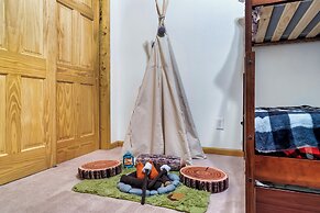 Spacious Murphy Cabin w/ Game Rooms + Mtn Views!