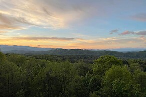 Spacious Murphy Cabin w/ Game Rooms + Mtn Views!