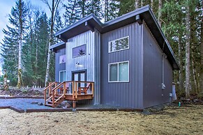 Home w/ Hot Tub < 5 Miles to Rainier National Park
