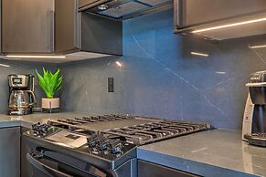 Fire Pit, Deck & Mtn Views: Upscale Pine Cabin!