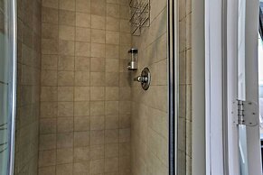 Luxe Lakefront Family Cottage: Private Beach, Dock