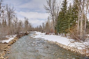 'off The Beaten Path' Cabin w/ Mtn Views & Hot Tub