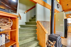 'off The Beaten Path' Cabin w/ Mtn Views & Hot Tub