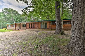 Quiet Abode w/ Gas Grill ~ 5 Miles to Broken Bow!