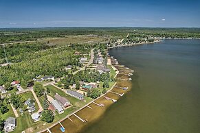 Houghton Lake House w/ Fire Pit - 2 Mi to Trails!