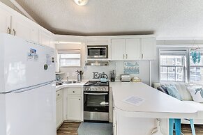 Walk to Beach: Miramar Tropical Cabana w/ Deck!