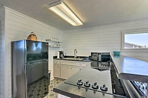 < 1 Mi to Surfside Beach: Open-concept Cottage
