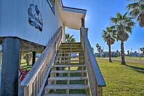 < 1 Mi to Surfside Beach: Open-concept Cottage