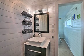 < 1 Mi to Surfside Beach: Open-concept Cottage