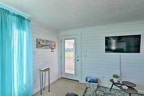 < 1 Mi to Surfside Beach: Open-concept Cottage