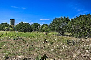 Hill Country Casita w/ Patio: 13 Mi to Dtwn Boerne