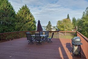 Herron Island Cabin w/ Deck: Walk to Beach!